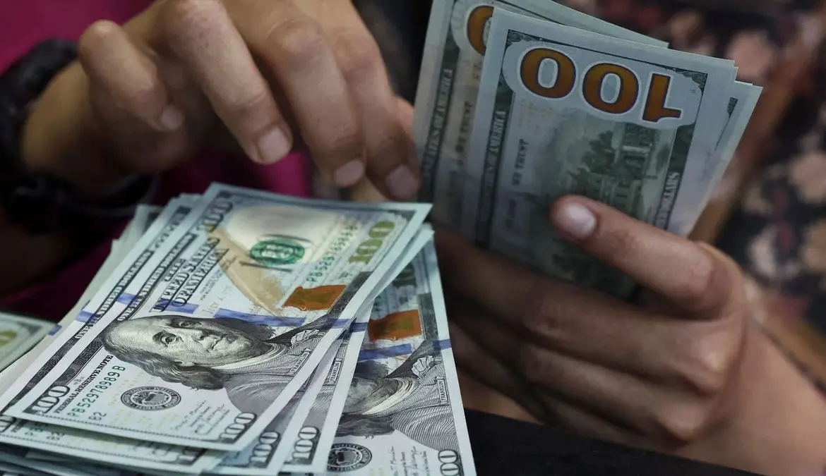 Dólar fecha abaixo de R$ 5 e bolsa sobe na véspera da eleição