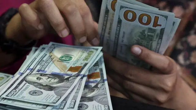Dólar recua e Ibovespa cai após forte reação eleitoral no mercado financeiro