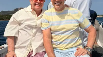 Elton John relembra início de romance com David Furnish e detalha união