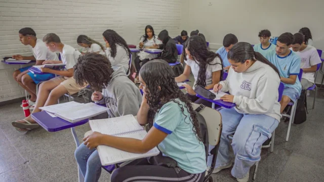 Ensino médio público: estudantes cobram melhorias urgentes na aprendizagem