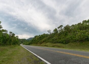 estrada de asfalto