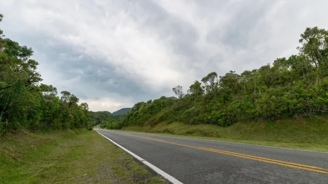 estrada de asfalto
