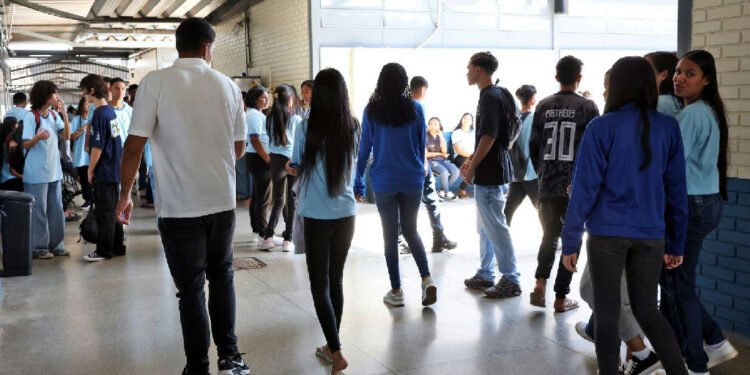 Estudantes do ensino médio com frequência regular começam a receber sétima parcela do Pé-de-meia nesta segunda 1 Estudantes do ensino médio com frequência regular começam a receber sétima parcela do Pé-de-meia nesta segunda