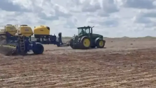 Fazenda de Leonardo tem preparação da terra iniciada por maquinário pesado