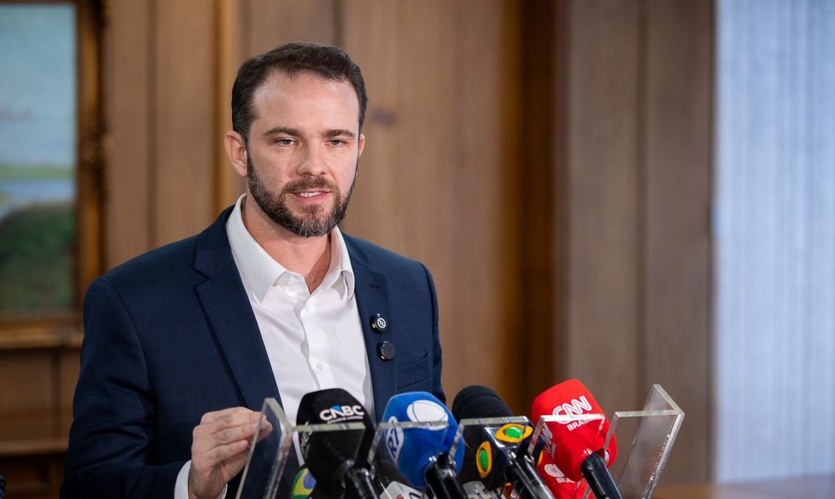 Governo garante superávit primário em 2027 e defende regras