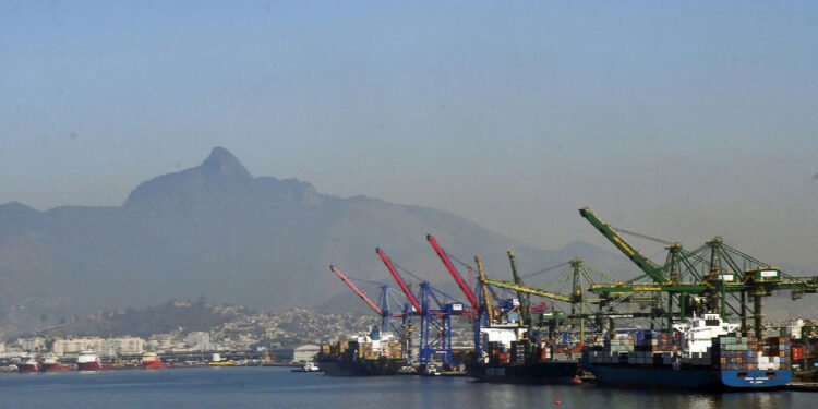 Governo reduz projeção do superávit comercial de 2026 para US$ 84,4 bilhões após queda do petróleo