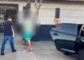 homem sendo preso