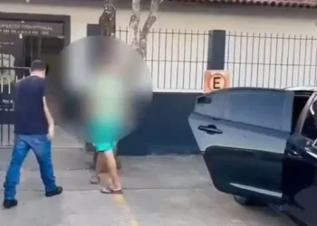 homem sendo preso
