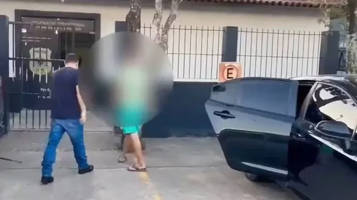 Foragido condenado por estupro de vulnerável é preso em Teixeira de Freitas 1 homem sendo preso