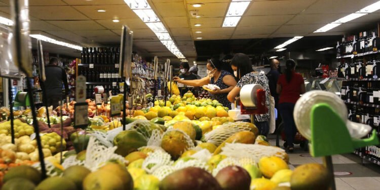INPC sobe para 4,29% em 12 meses e impacta reajustes salariais