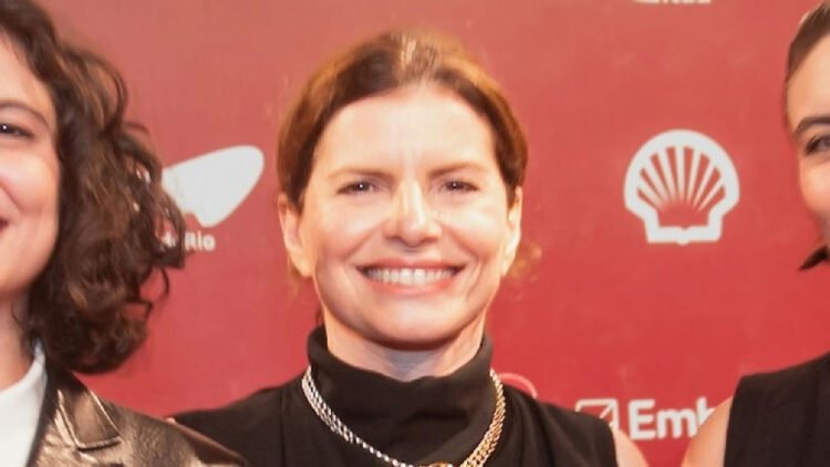 Julia Anquier, filha de Debora Bloch, lança série com esposa
