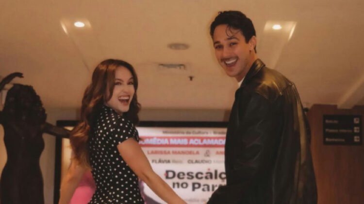 Larissa Manoela e André Luiz Frambach estreiam peça e rebatem críticas 1 Larissa Manoela e André Luiz Frambach estreiam peça e rebatem críticas