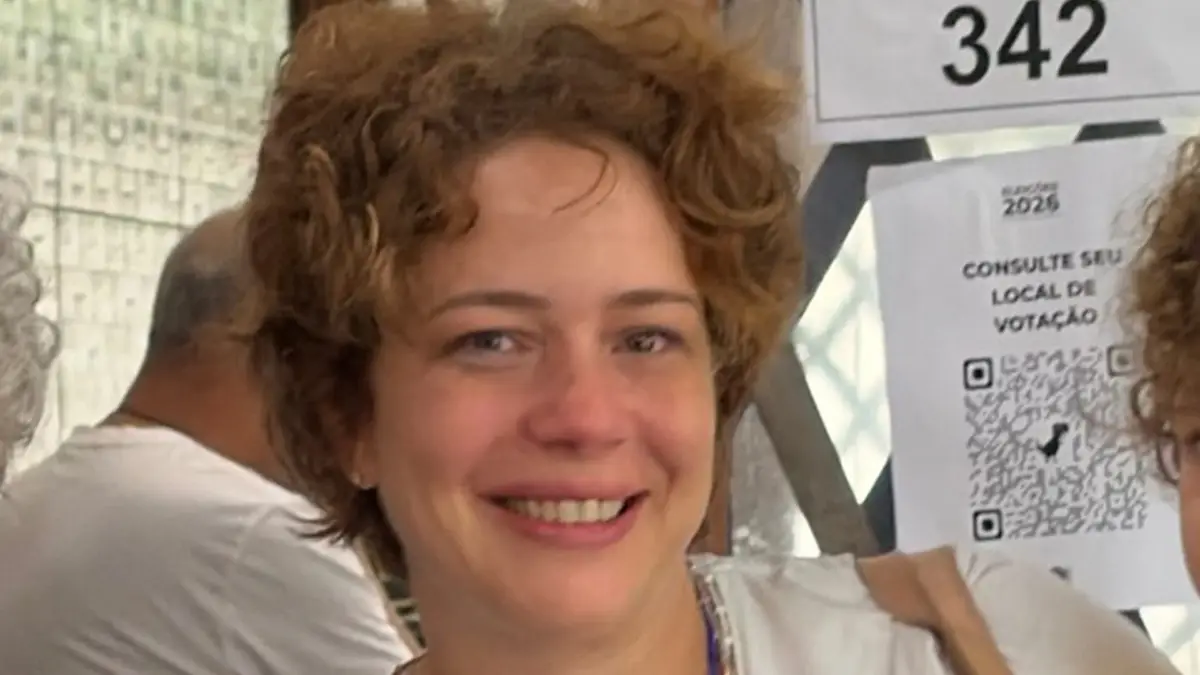 Leandra Leal vota acompanhada da família e surpreende ao mostrar os filhos em momento raro