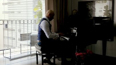 Leandro Karnal abre as portas de casa e revela refúgio pessoal