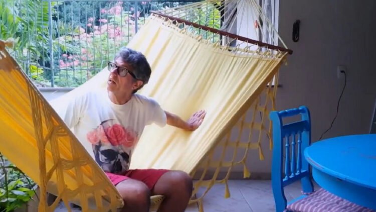 Leoni abre as portas de sua casa no Rio e revela relíquia do Kid Abelha