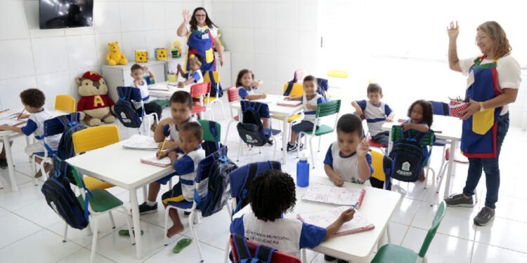 Livros didáticos: escolas iniciam escolha de materiais para 2026-2029 1 Livros didáticos: escolas iniciam escolha de materiais para 2026-2029