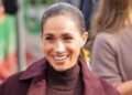 Meghan Markle retorna ao Reino Unido com look monocromático de R$ 17 mil