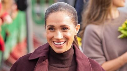 Meghan Markle retorna ao Reino Unido com look monocromático de R$ 17 mil