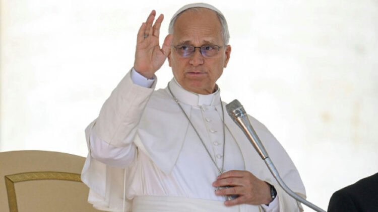 Papa Leão XIV volta ao Vaticano aos 71 anos após curar câncer no pulmão