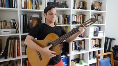 Paulo Miklos revela refúgio em São Paulo com relíquias e piano raro