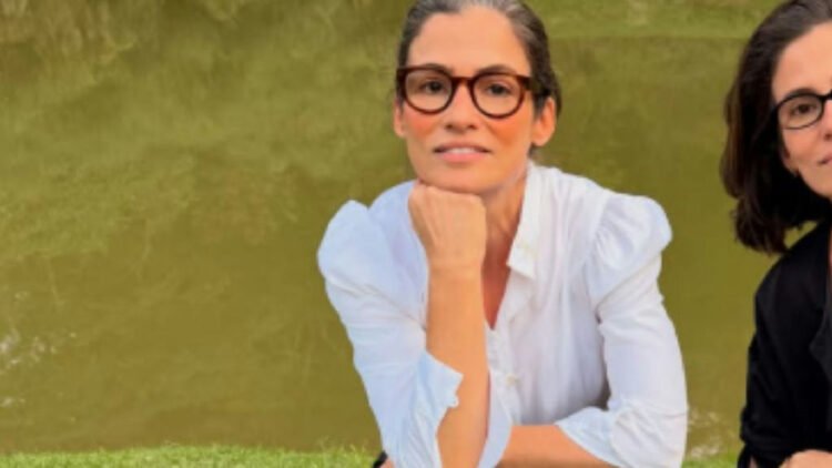 Renata Vasconcellos posa com irmã gêmea e impressiona fãs pela semelhança 1 Renata Vasconcellos posa com irmã gêmea e impressiona fãs pela semelhança