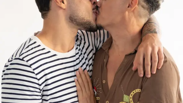 Silvero Pereira assume namoro com Elton Morais e celebra união