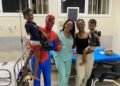 Super-herói visita crianças internadas no Hospital Regional da Chapada em ação de Dia das Crianças