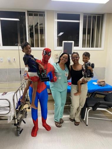 Super-herói visita crianças internadas no Hospital Regional da Chapada em ação de Dia das Crianças