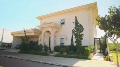 Taciele Alcolea abre mansão de 1.000 m² com closet luxuoso e suíte