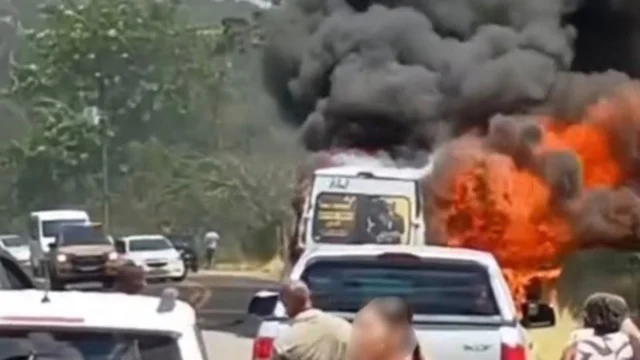 van pega fogo na entrada de Santo Amaro