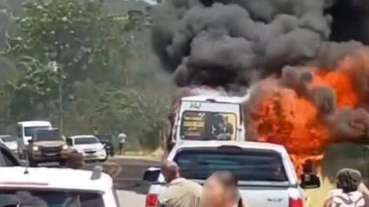 van pega fogo na entrada de Santo Amaro