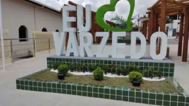 letreiro na praça de varzedo, na bahia, escrito: "Eu amo Varzedo"