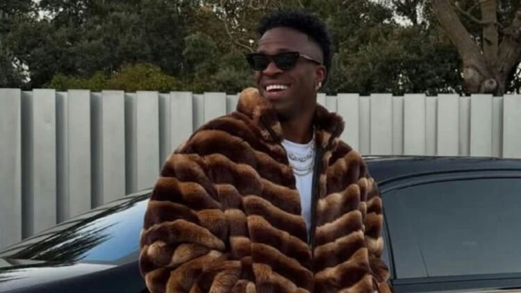 Vini Jr ostenta coleção de carros de luxo avaliada em R$ 8,6 milhões 1 Vini Jr ostenta coleção de carros de luxo avaliada em R$ 8,6 milhões