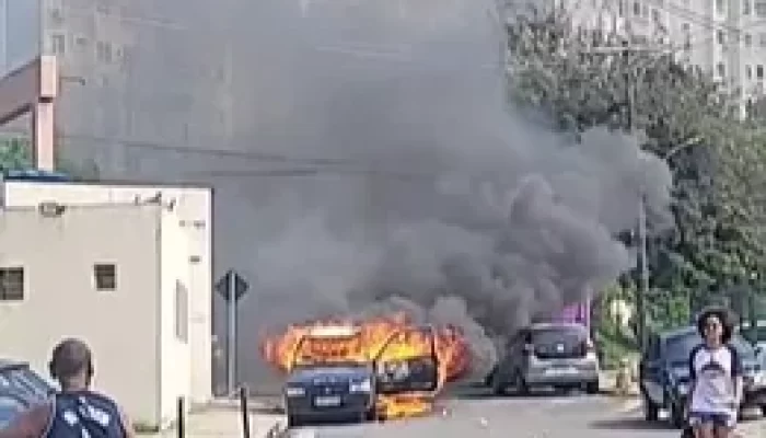 carro pega fogo